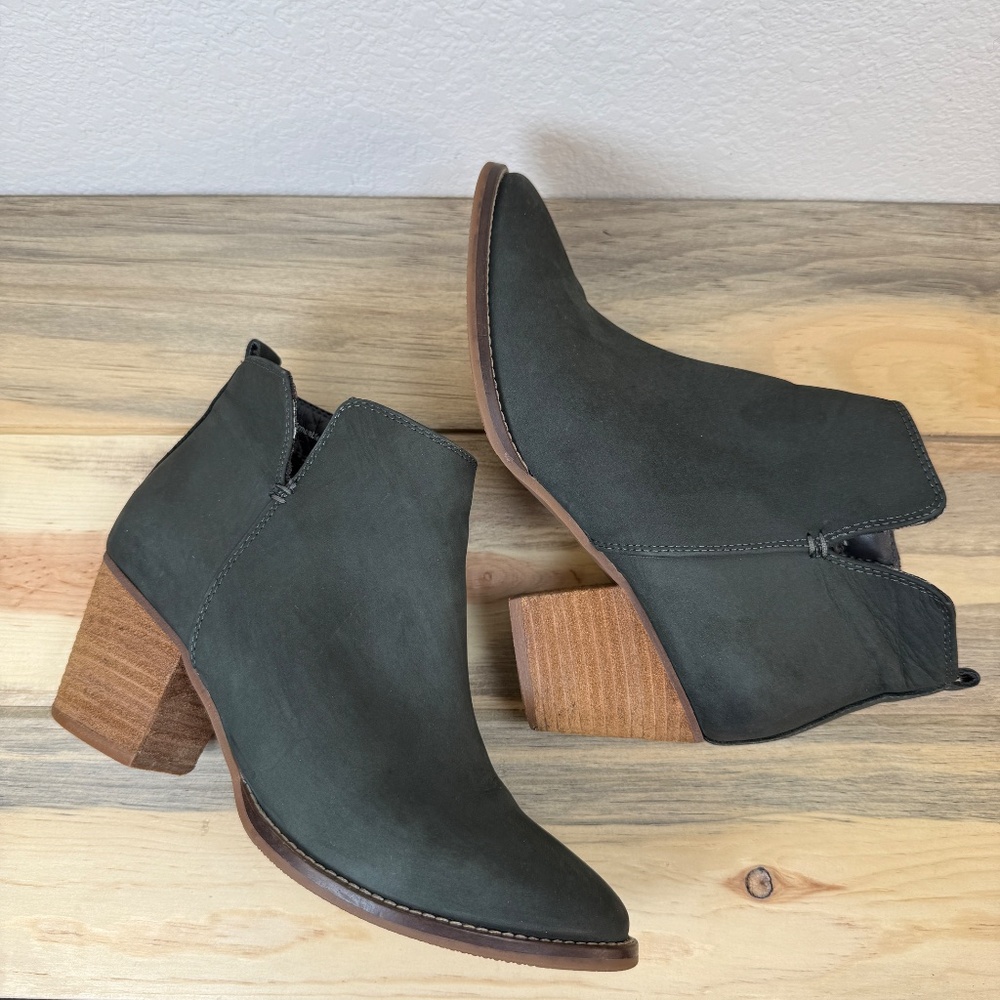 Blondo NORMA Dark Greek Bootie Stacked Heel Women's Size 8 Great Condition!